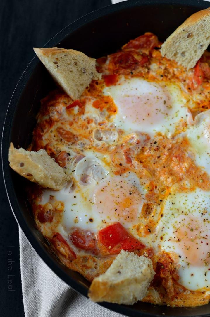 Huevos en salsa de tomate y pimientos rojos