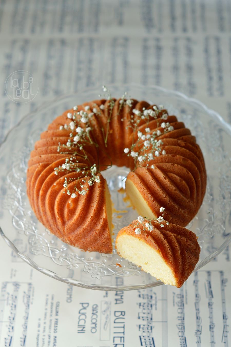 Un aromático bundt cake de requesón y limón horneado en un molde Bavaria de Nordic Ware