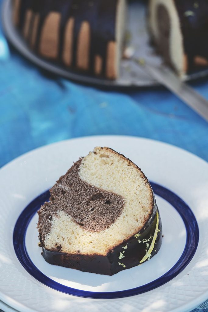 Bundt cake marmolado de limón y chocolate con cobertura de chocolate negro